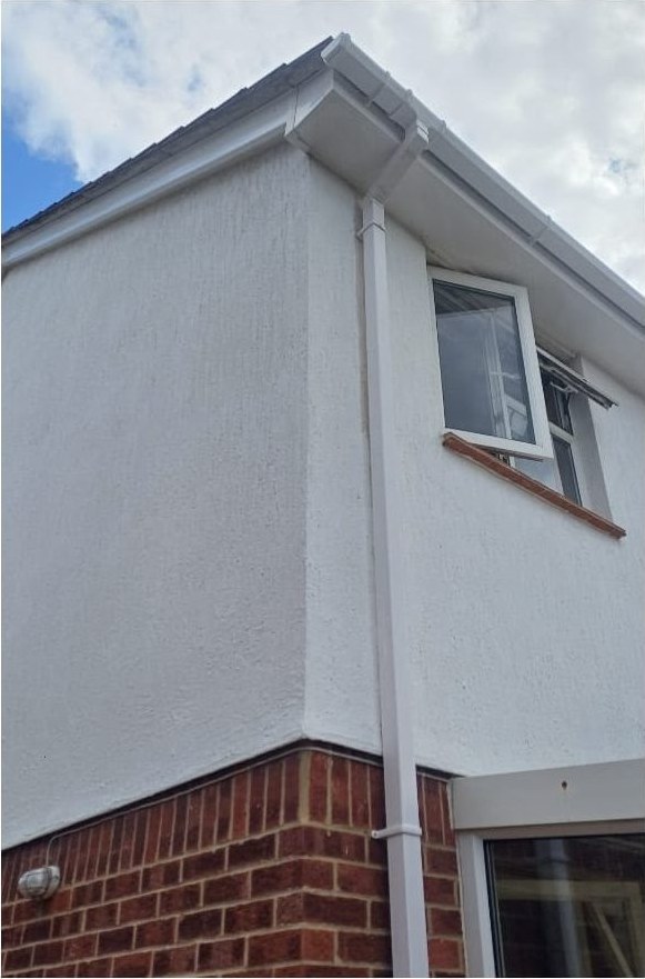 Algae-stained render gable cleaned before and after in Lymington - after